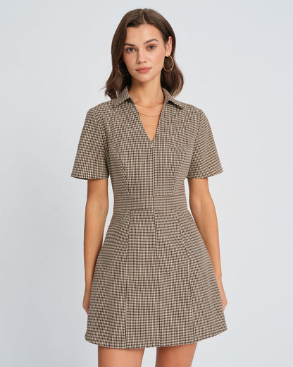 Vestido curto com gola xadrez marrom