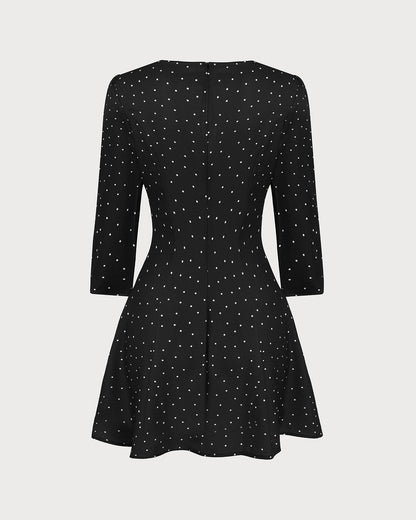 Vestido curto preto com decote quadrado e estampa de poás