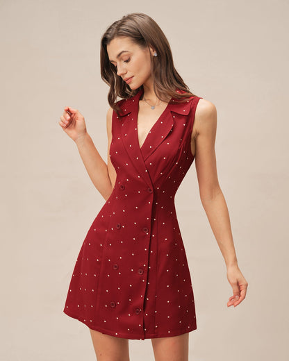 Vestido curto vermelho com decote em V e estampa de poás.