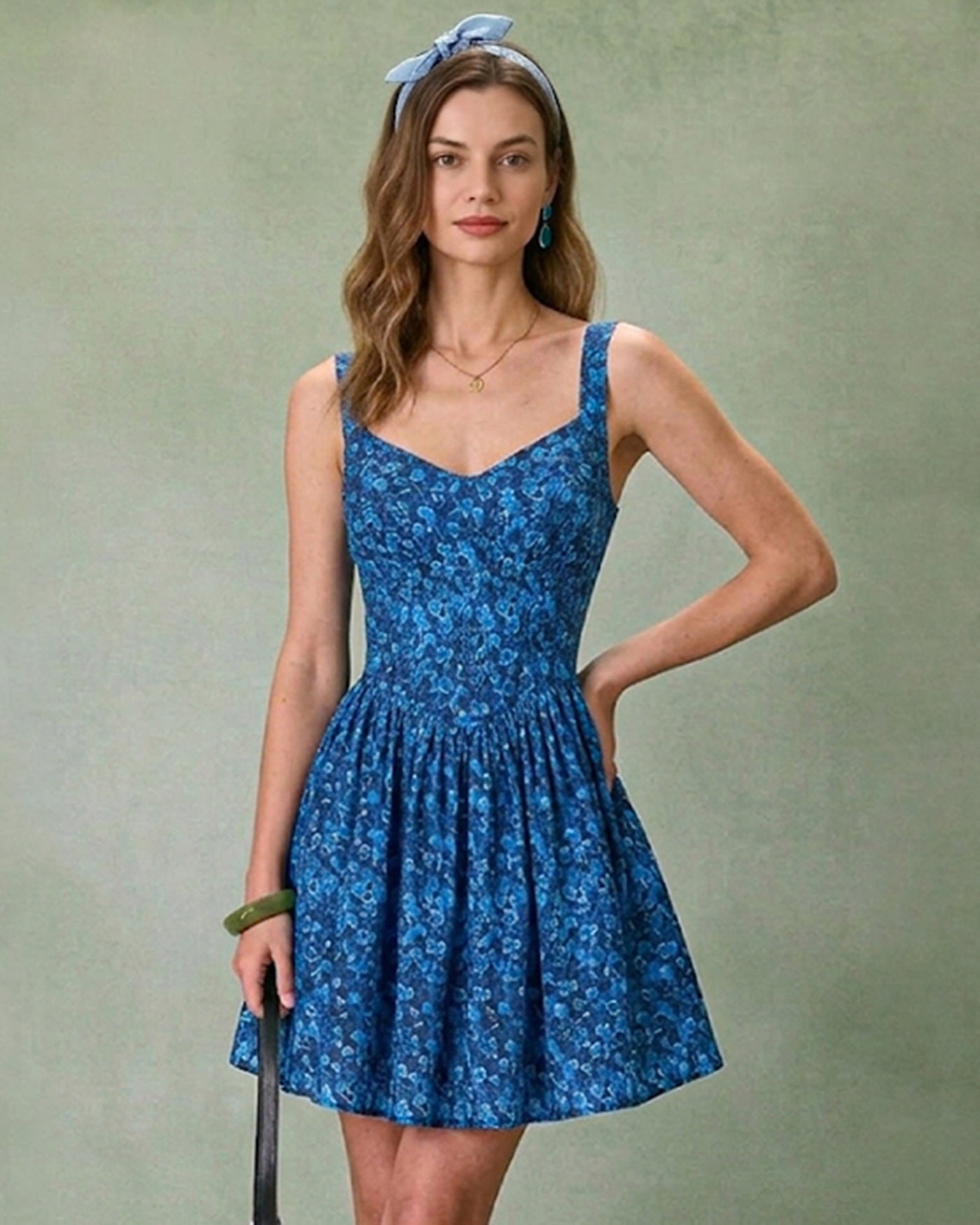 Vestido mini azul floral com decote em U e franzido