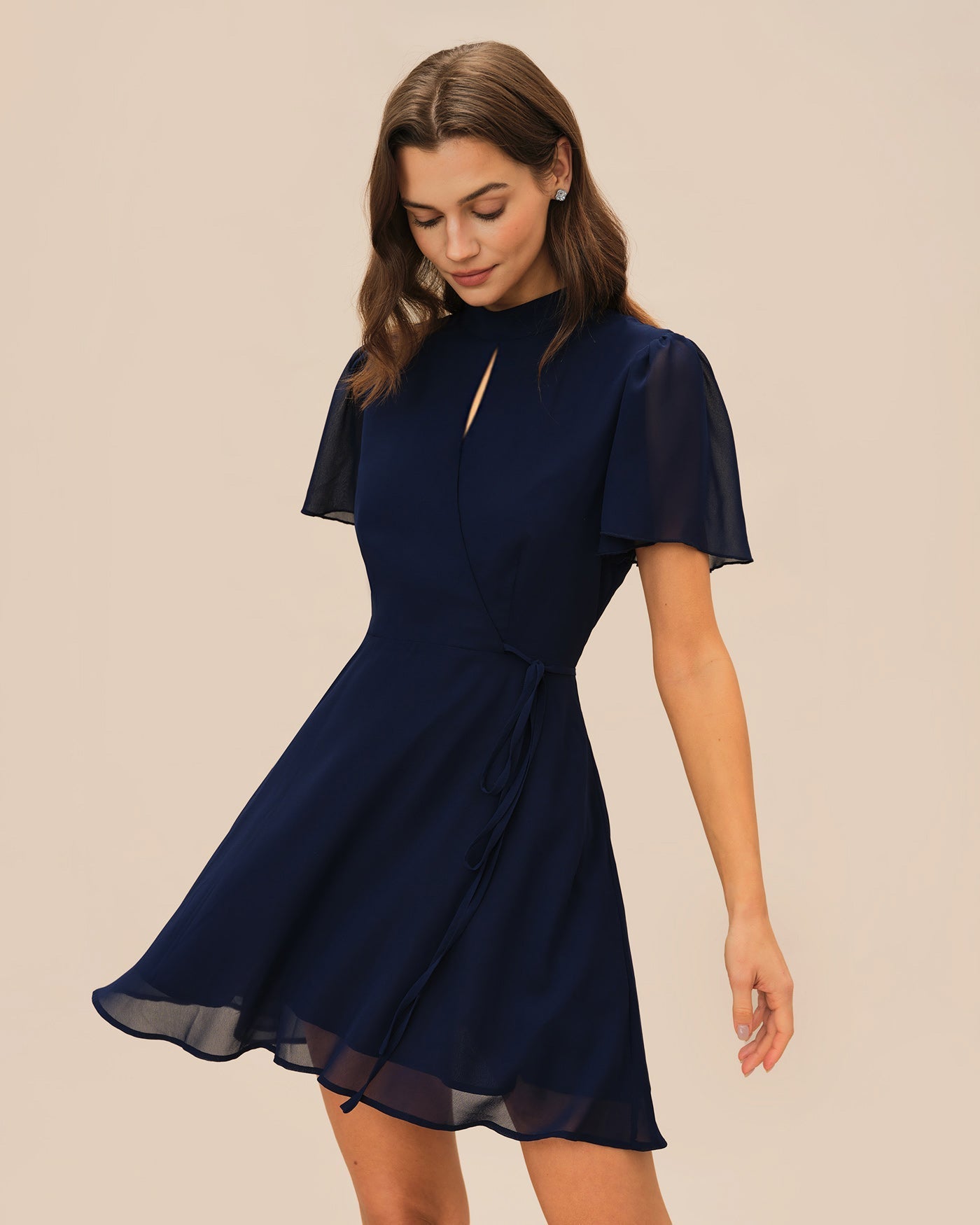 Vestido curto azul com mangas borboleta