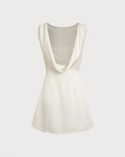 Vestido mini damasco com decote canoa e detalhes em pérolas