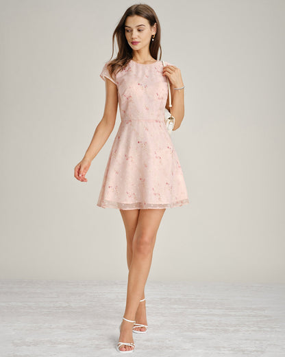 Vestido curto rosa em jacquard com mangas curtas