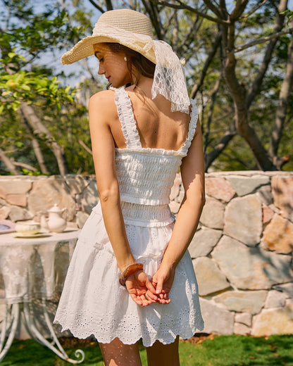 Vestido mini branco com decote quadrado e franzido