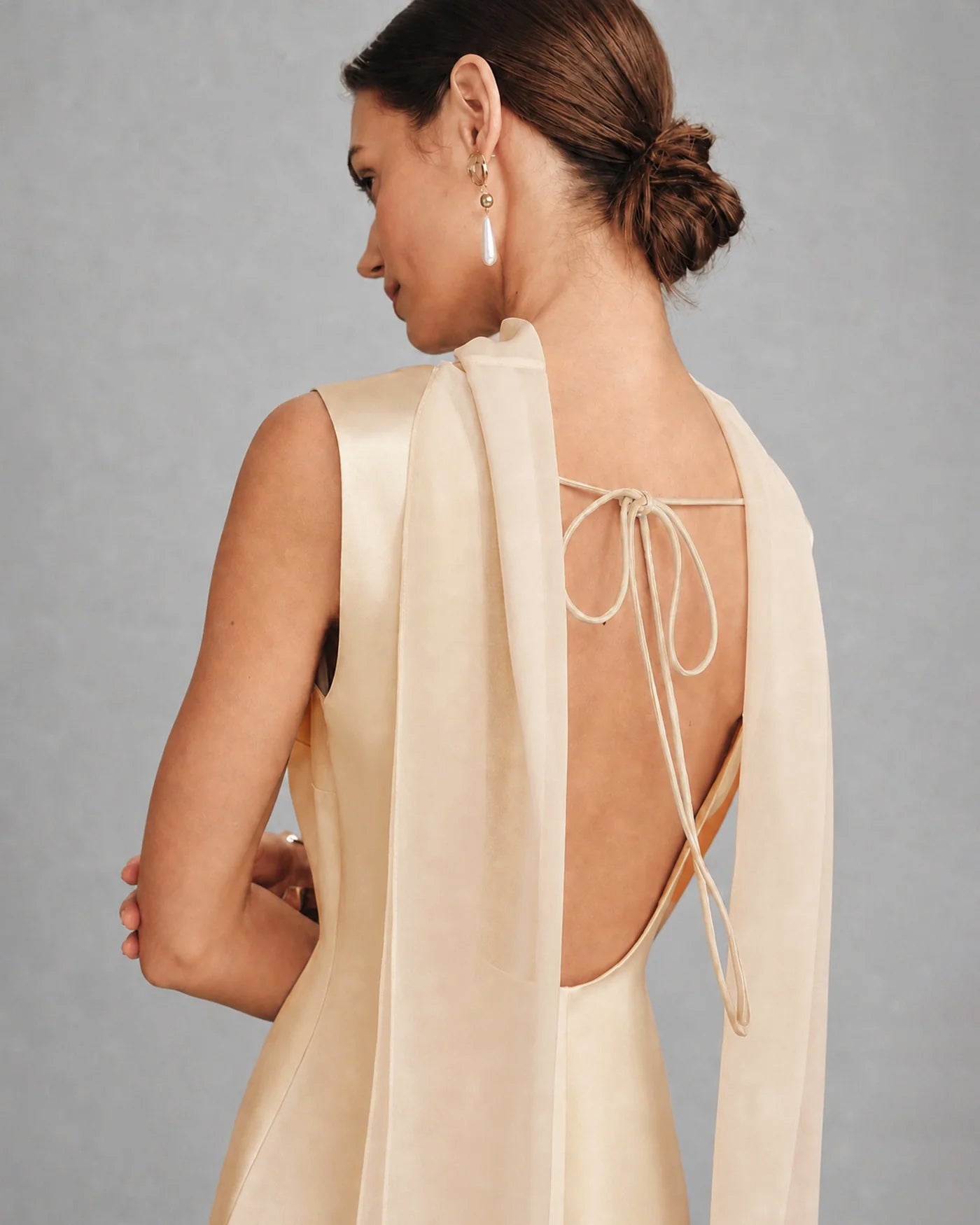 Mini vestido de cetim damasco com decote canoa e amarração