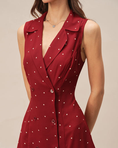 Vestido curto vermelho com decote em V e estampa de poás.