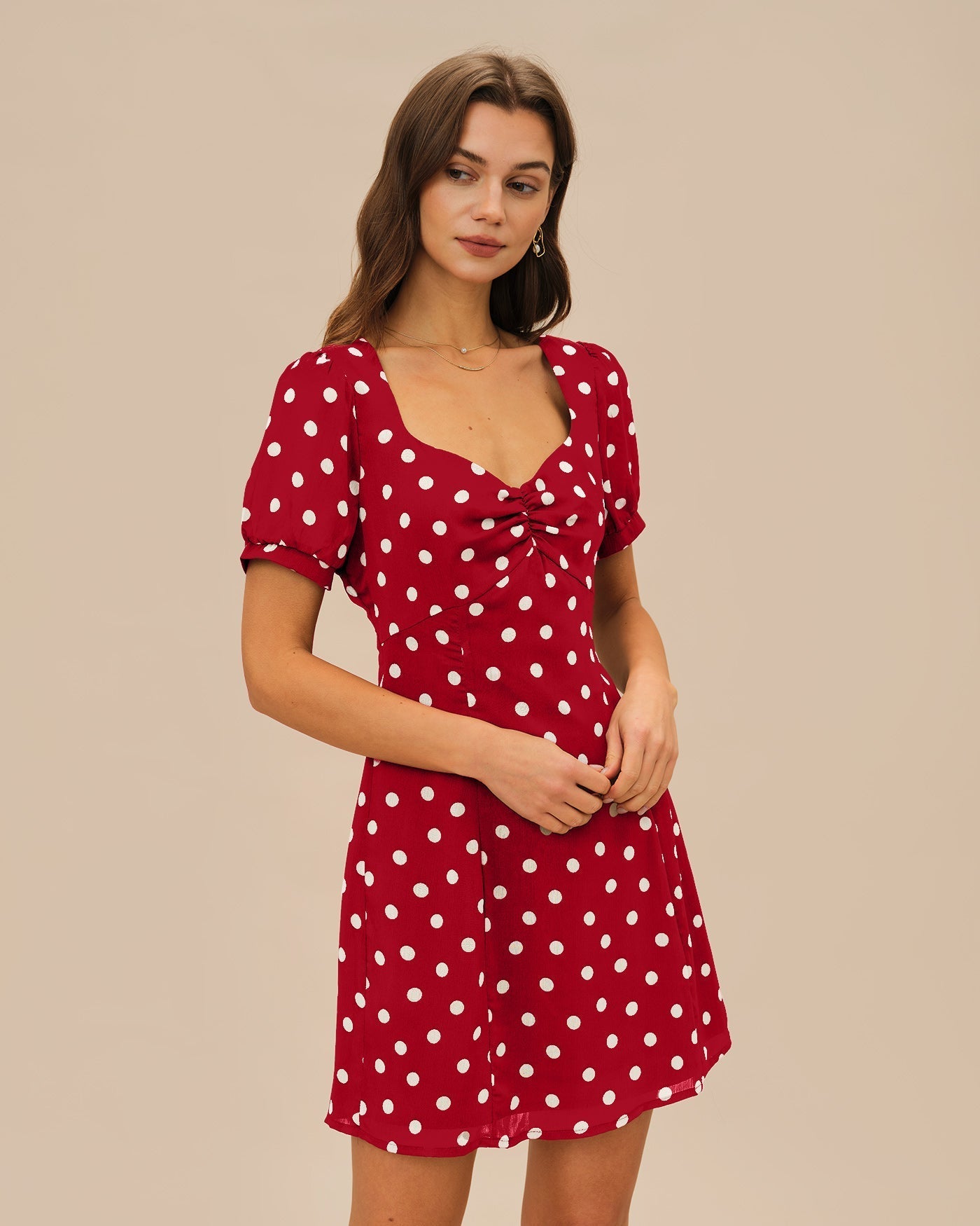 Vestido mini vermelho com estampa poá e mangas bufantes