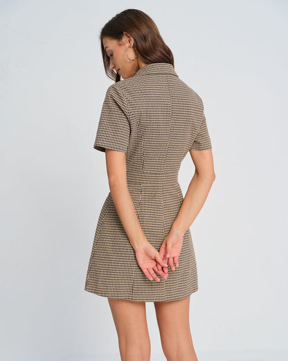 Vestido curto com gola xadrez marrom