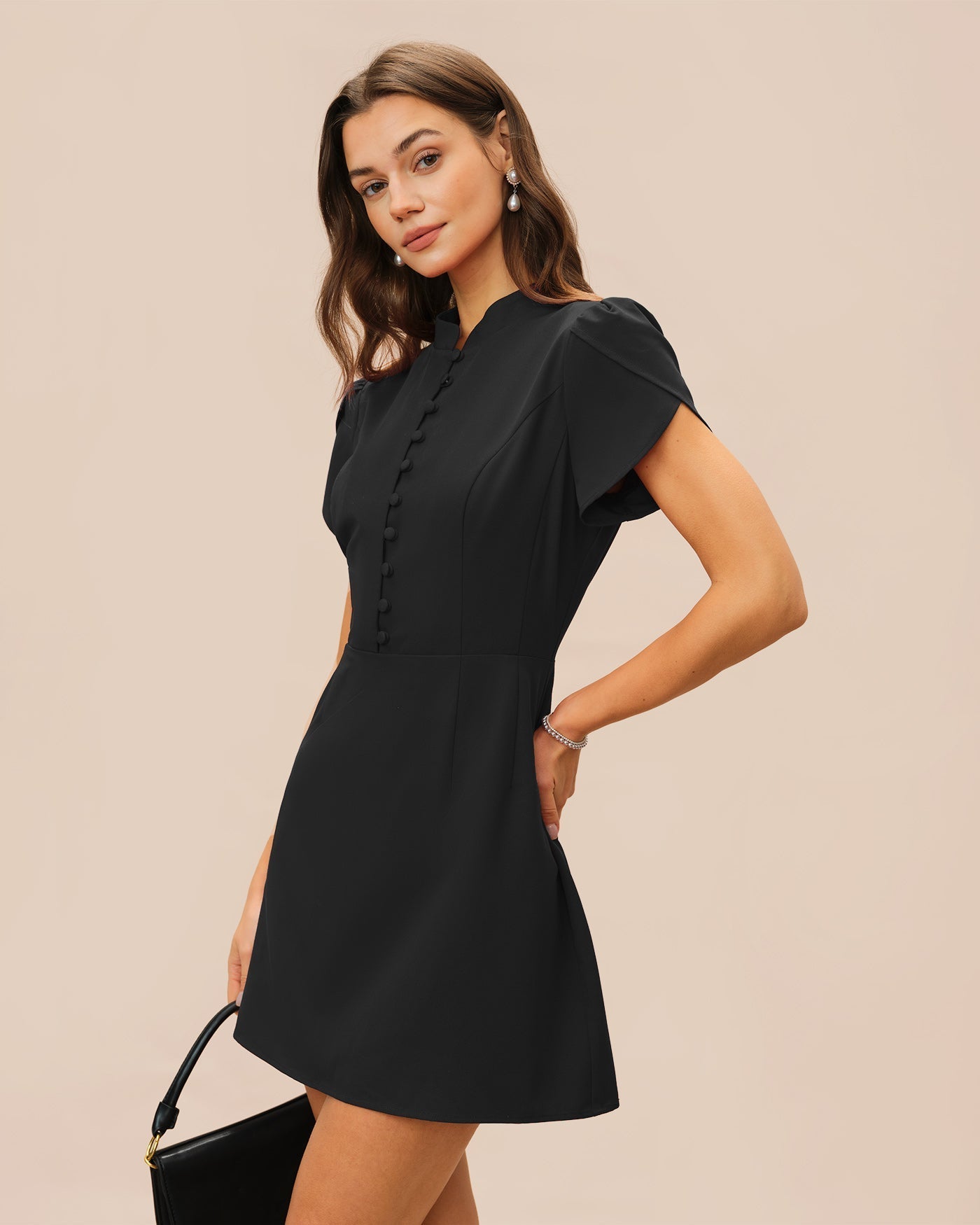 Vestido mini preto com gola mandarim e mangas pétala