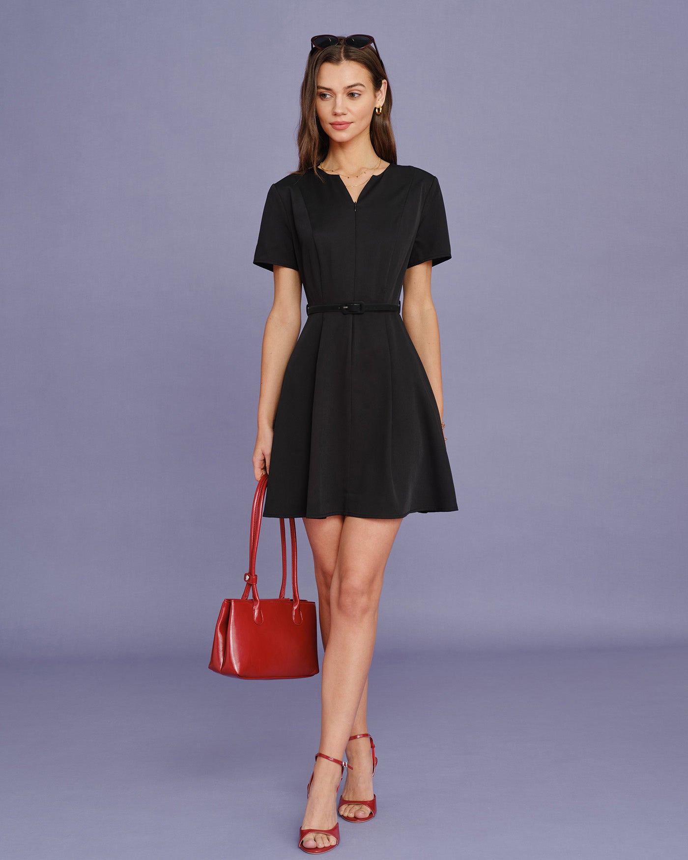 Vestido mini franzido com cinto preto