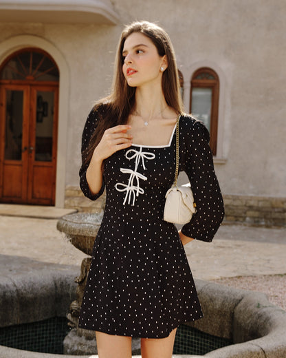 Vestido curto preto com decote quadrado e estampa de poás