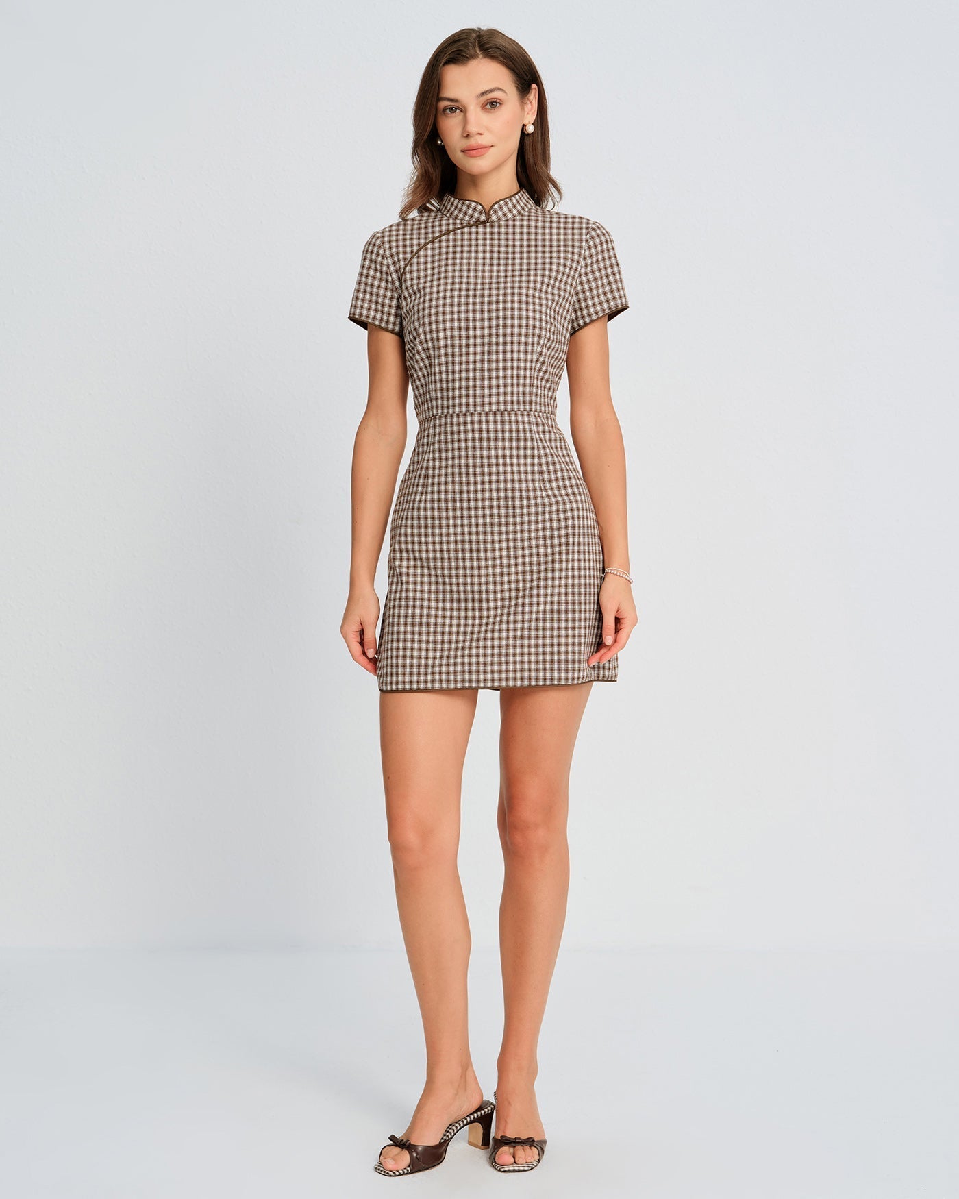 Vestido curto evasê xadrez marrom