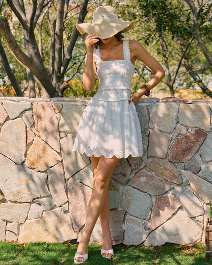 Vestido mini branco com decote quadrado e franzido