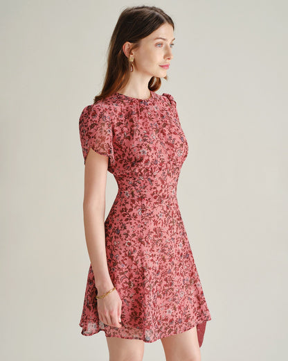 Mini vestido floral rosa em chiffon com babados