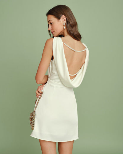 Vestido mini damasco com decote canoa e detalhes em pérolas