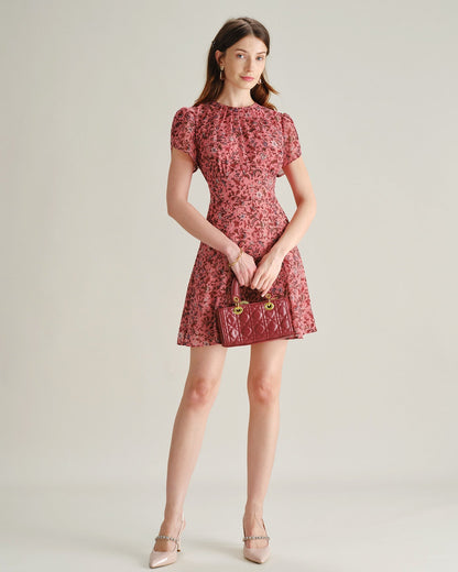 Mini vestido floral rosa em chiffon com babados