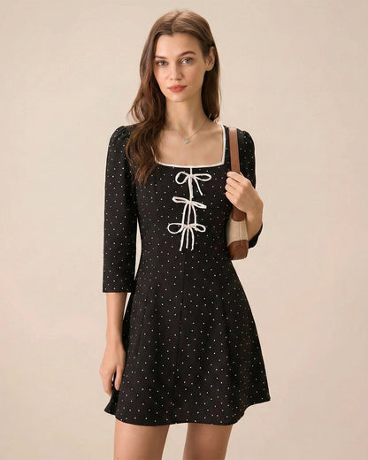 Vestido curto preto com decote quadrado e estampa de poás