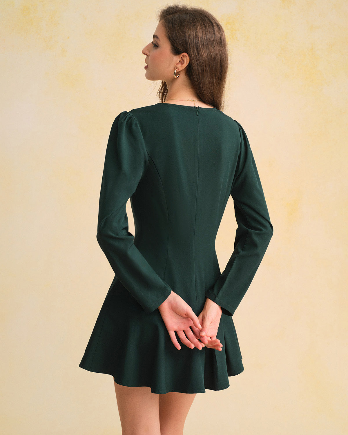 Minivestido verde com decote em V e franzidos