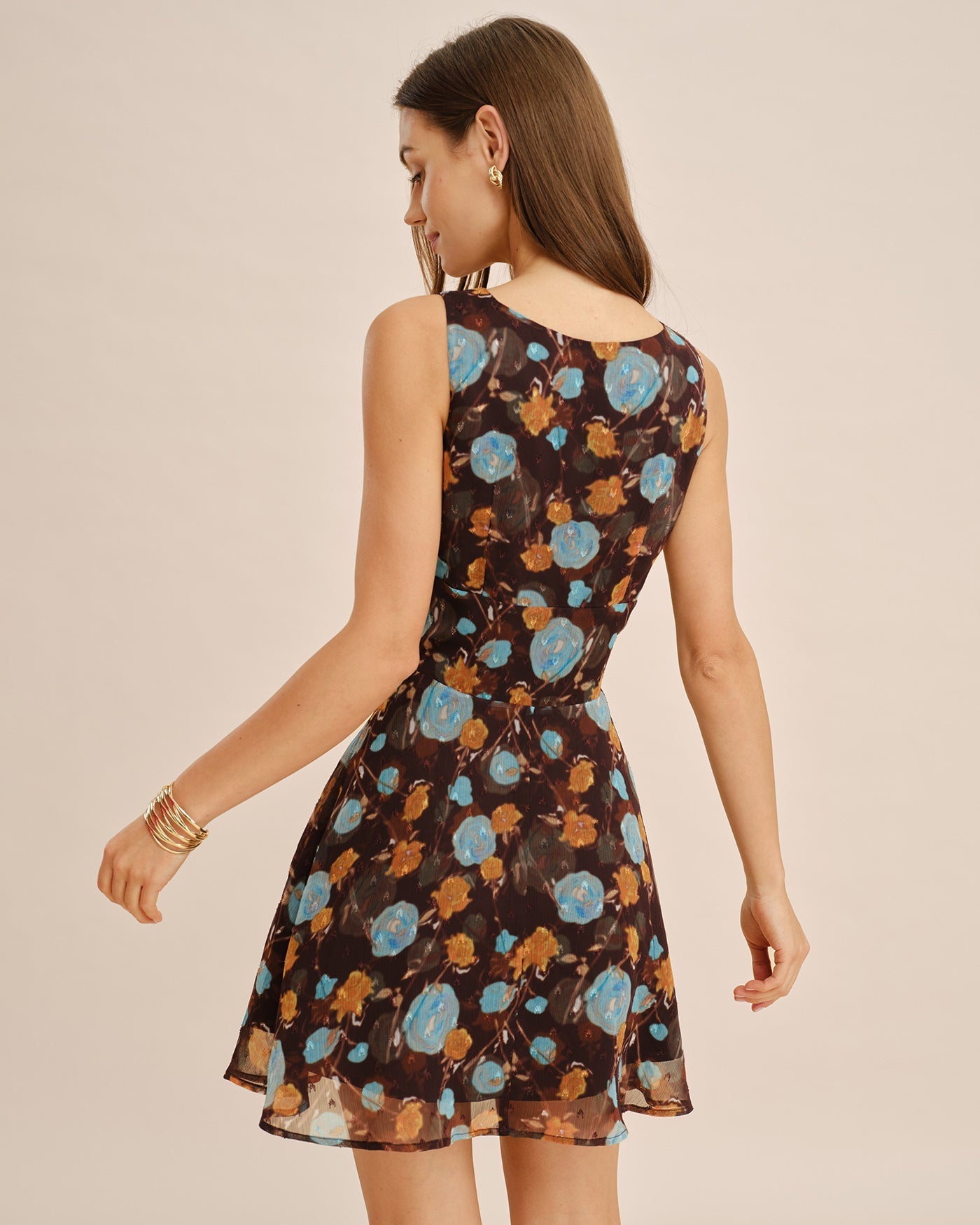 Mini-vestido floral com decote canoa — cor café
