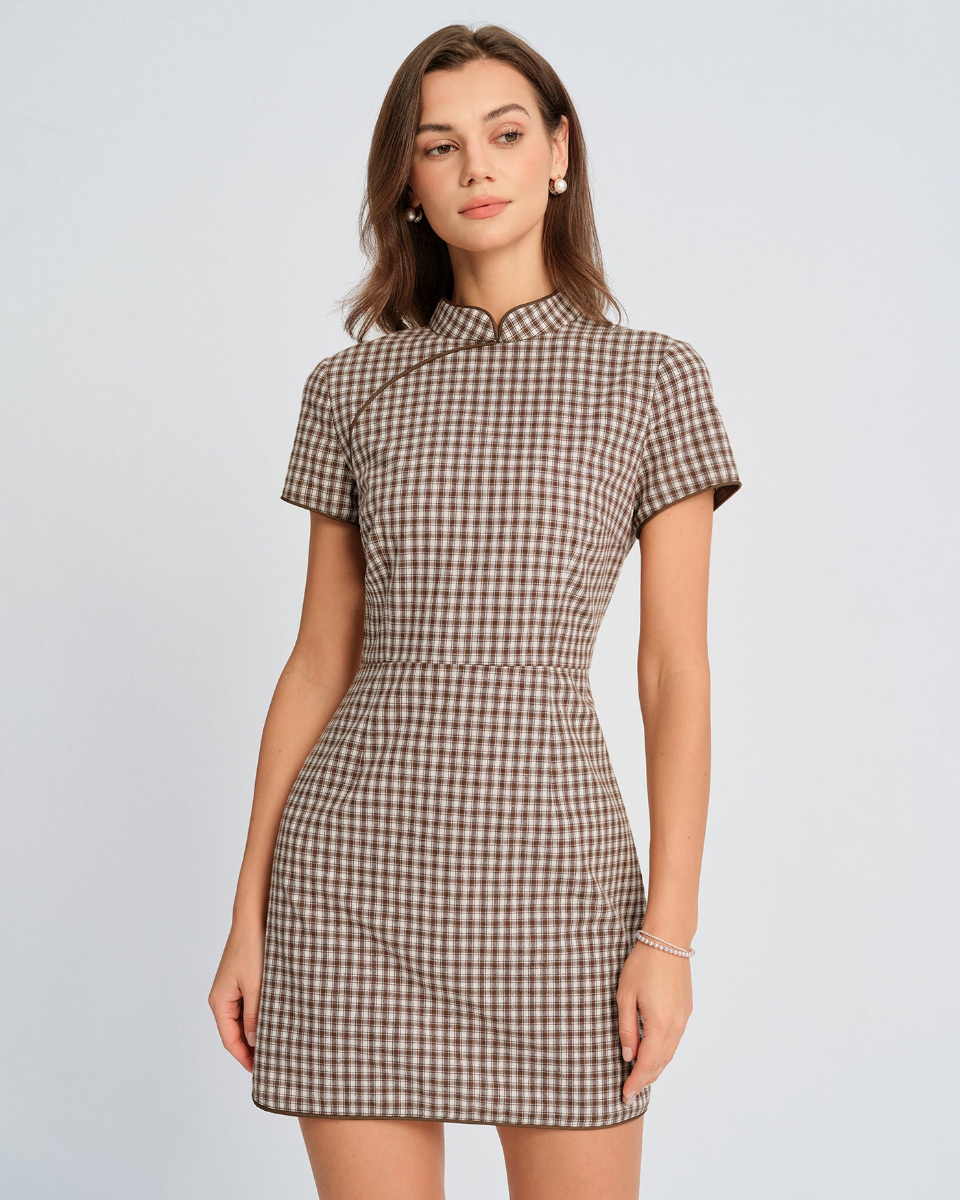 Vestido curto evasê xadrez marrom