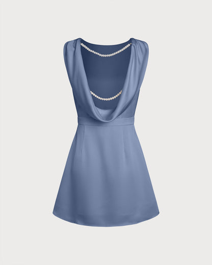 Minivestido azul em cetim perolado com decote canoa