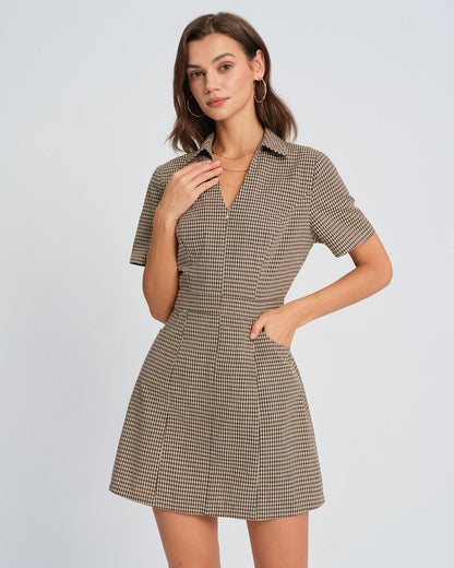 Vestido curto com gola xadrez marrom