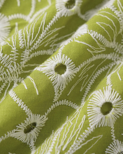 Vestido mini verde com decote canoa e bordado