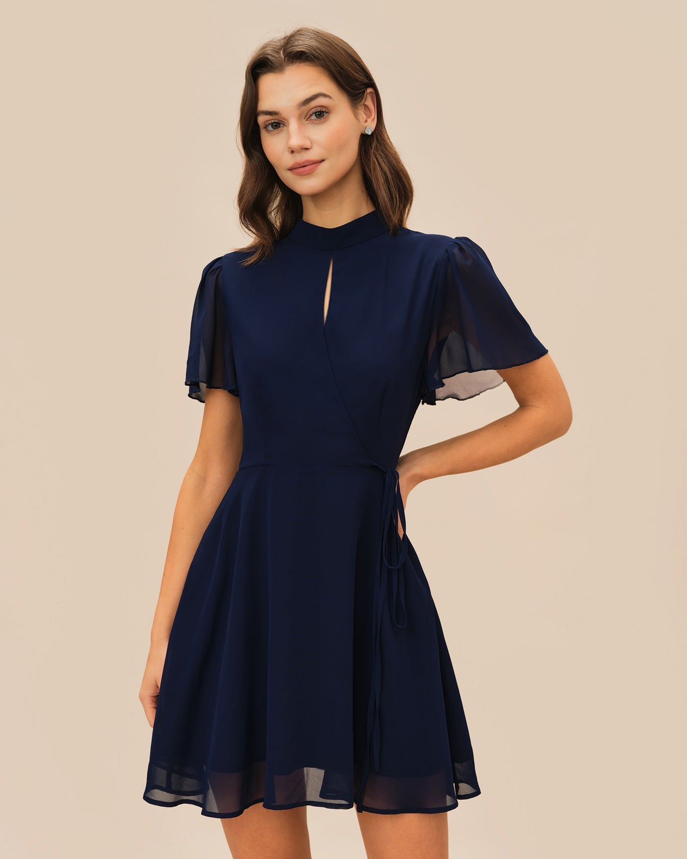 Vestido curto azul com mangas borboleta