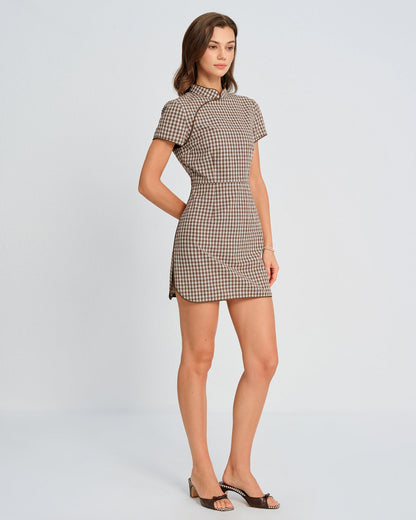 Vestido curto evasê xadrez marrom