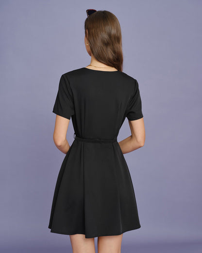 Vestido mini franzido com cinto preto