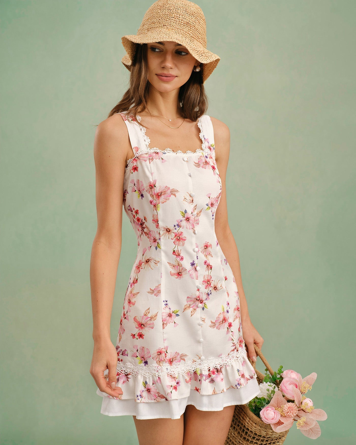 Vestido curto floral com decote quadrado e botões frontais