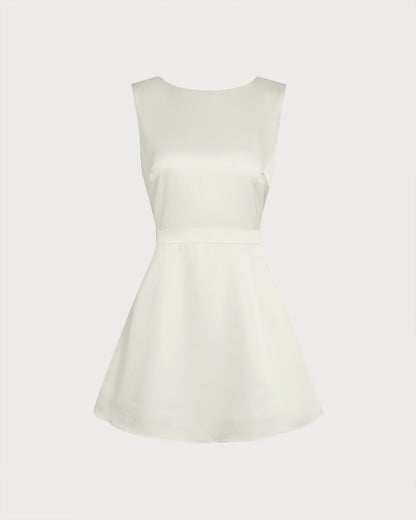 Vestido mini damasco com decote canoa e detalhes em pérolas