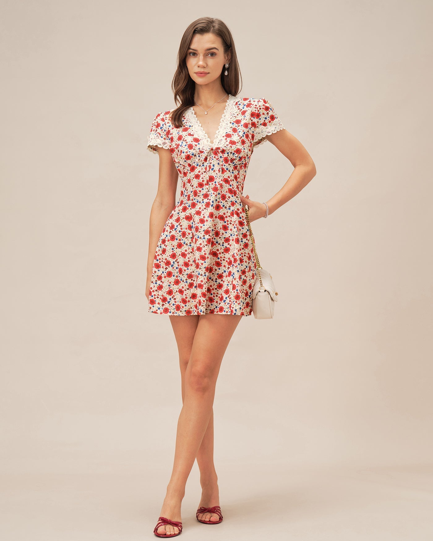 Vestido curto de renda floral com decote em V — Vermelho