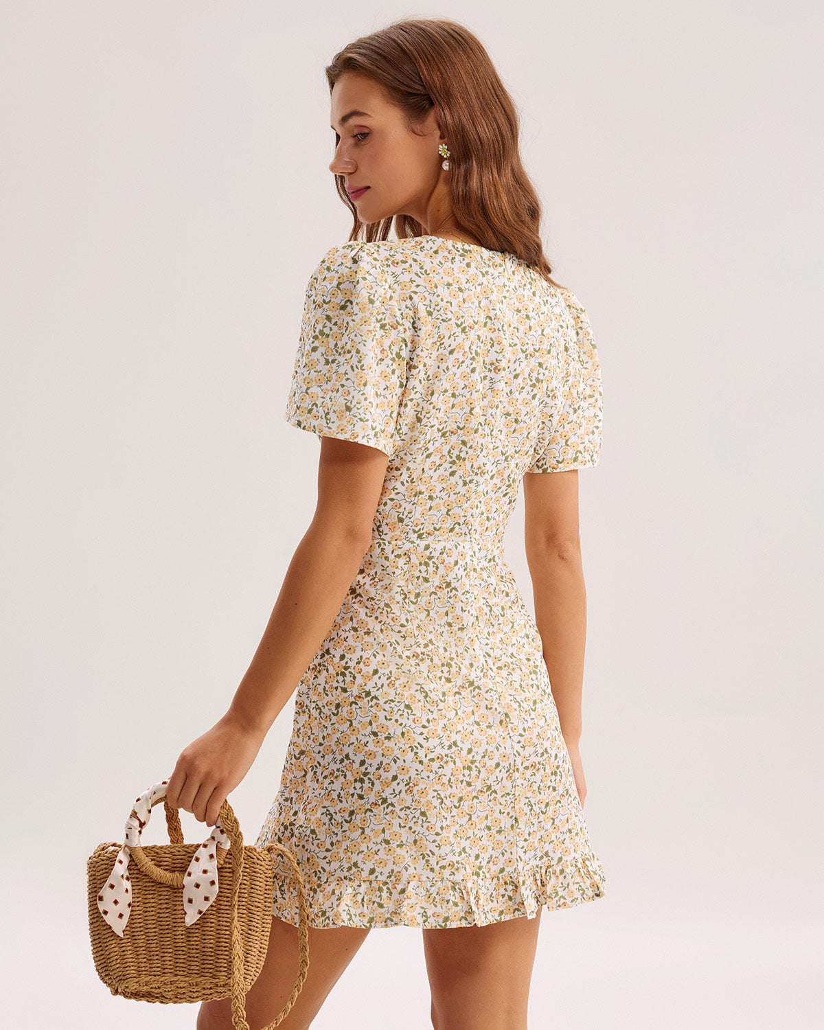 Vestido curto floral amarelo com decote em V