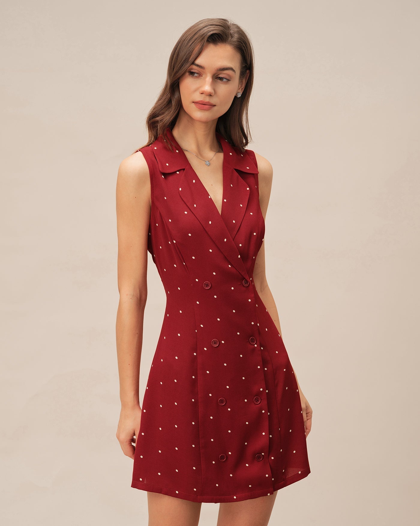 Vestido curto vermelho com decote em V e estampa de poás.