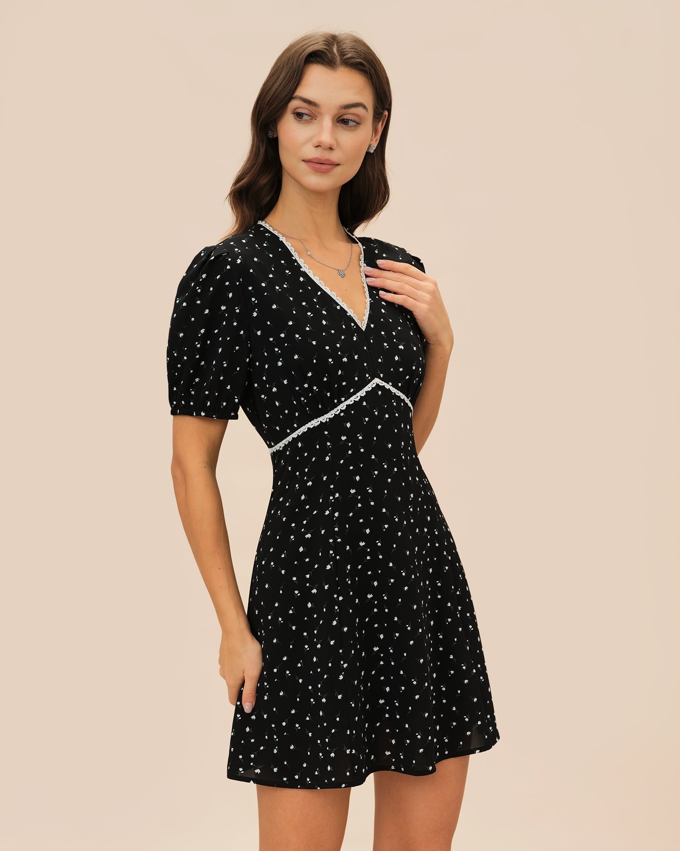 Vestido mini floral de renda com decote em V — Preto