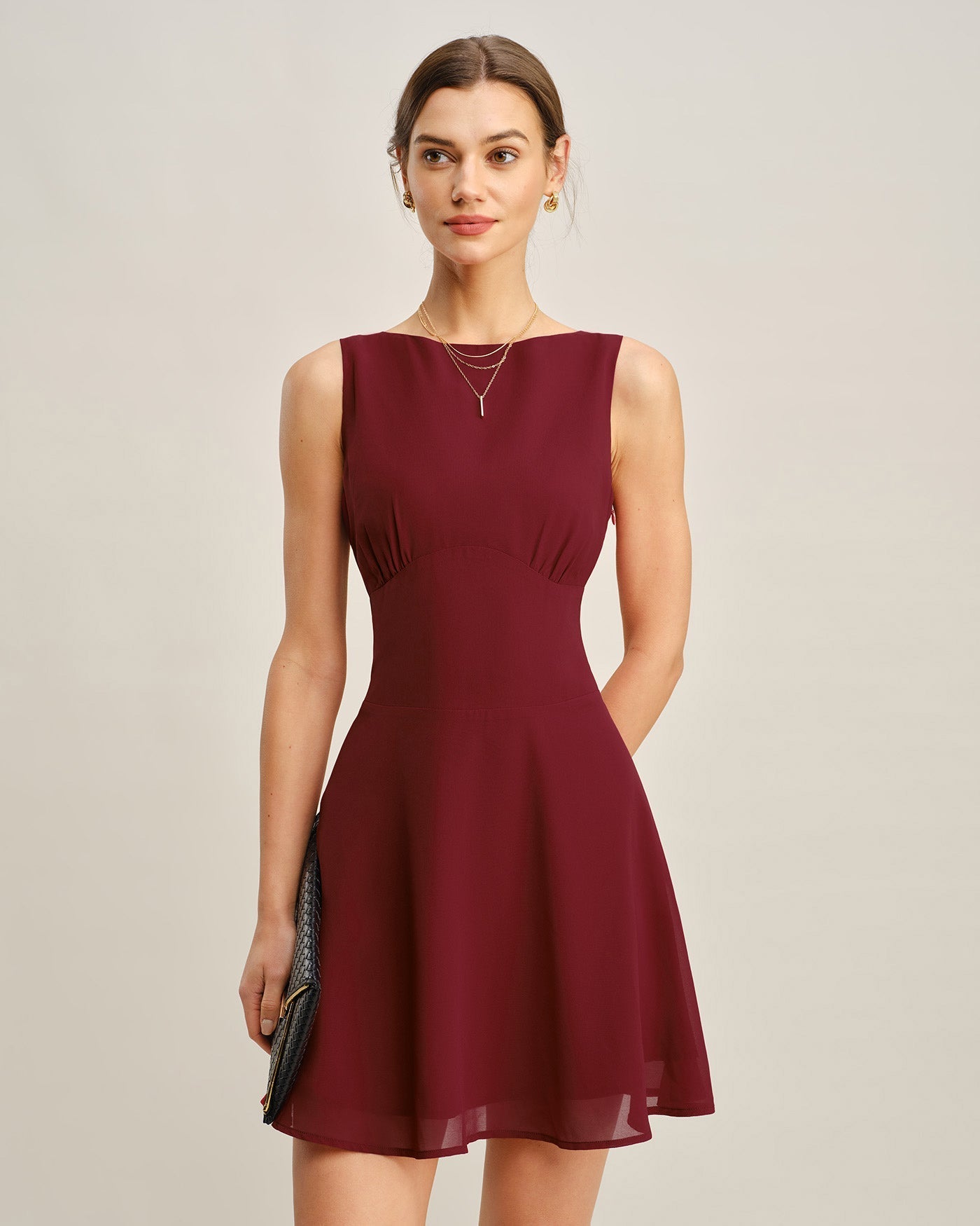 Vestido curto plissado vinho com decote canoa