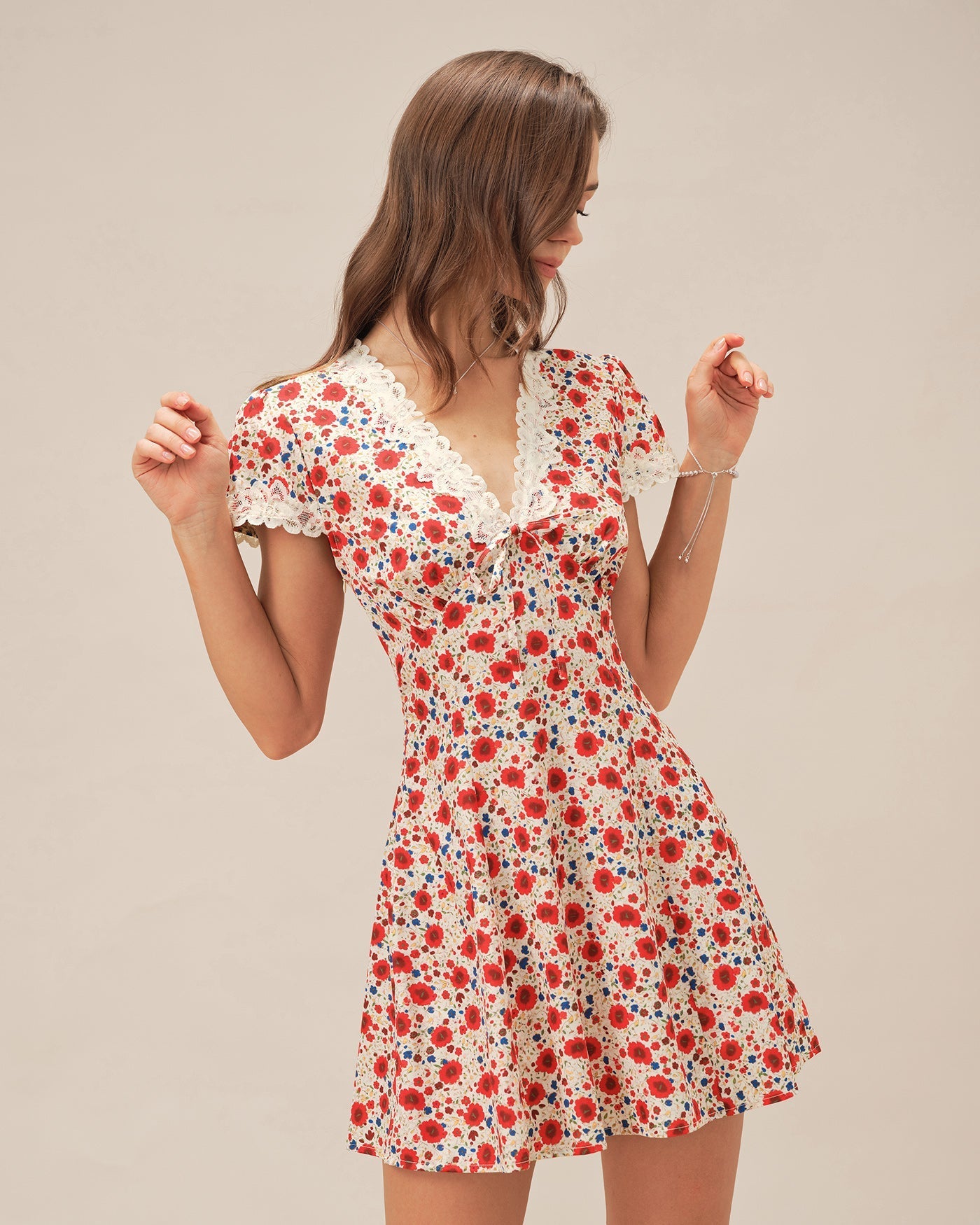 Vestido curto de renda floral com decote em V — Vermelho