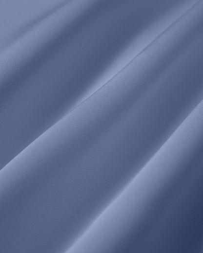 Minivestido azul em cetim perolado com decote canoa