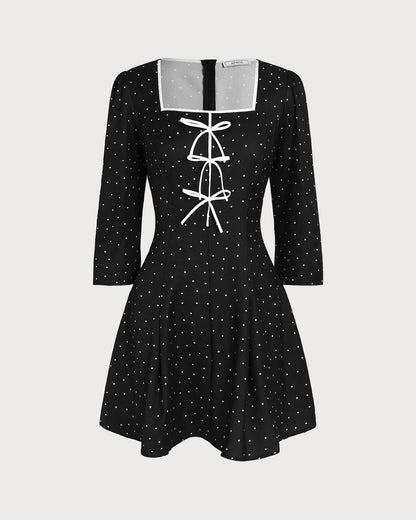 Vestido curto preto com decote quadrado e estampa de poás