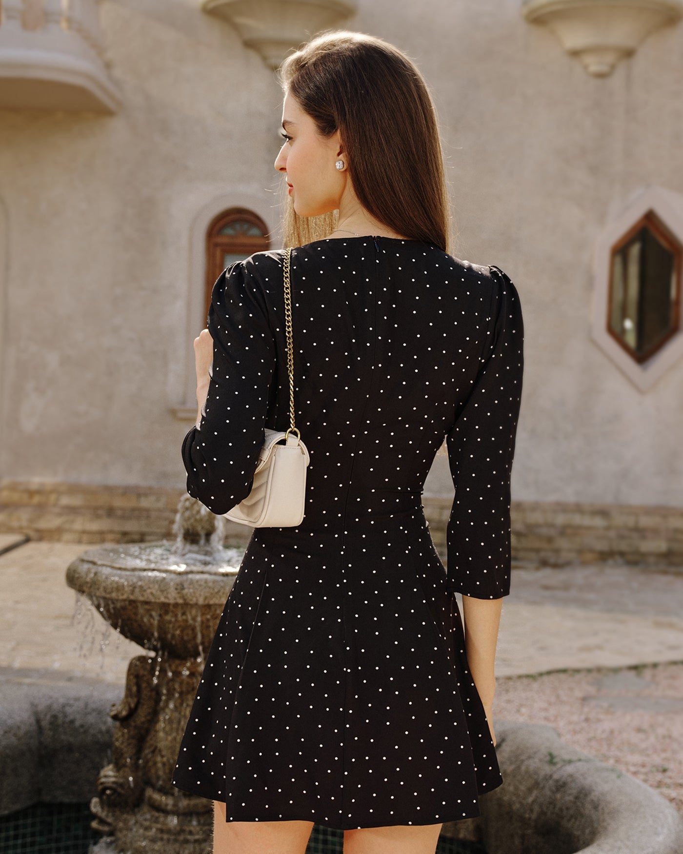 Vestido curto preto com decote quadrado e estampa de poás