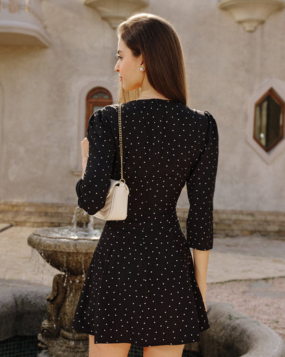 Vestido curto preto com decote quadrado e estampa de poás