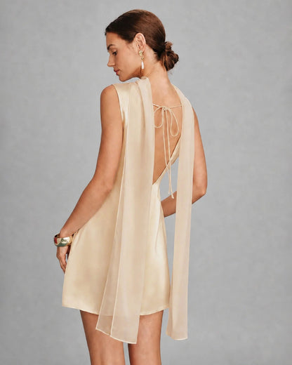 Mini vestido de cetim damasco com decote canoa e amarração