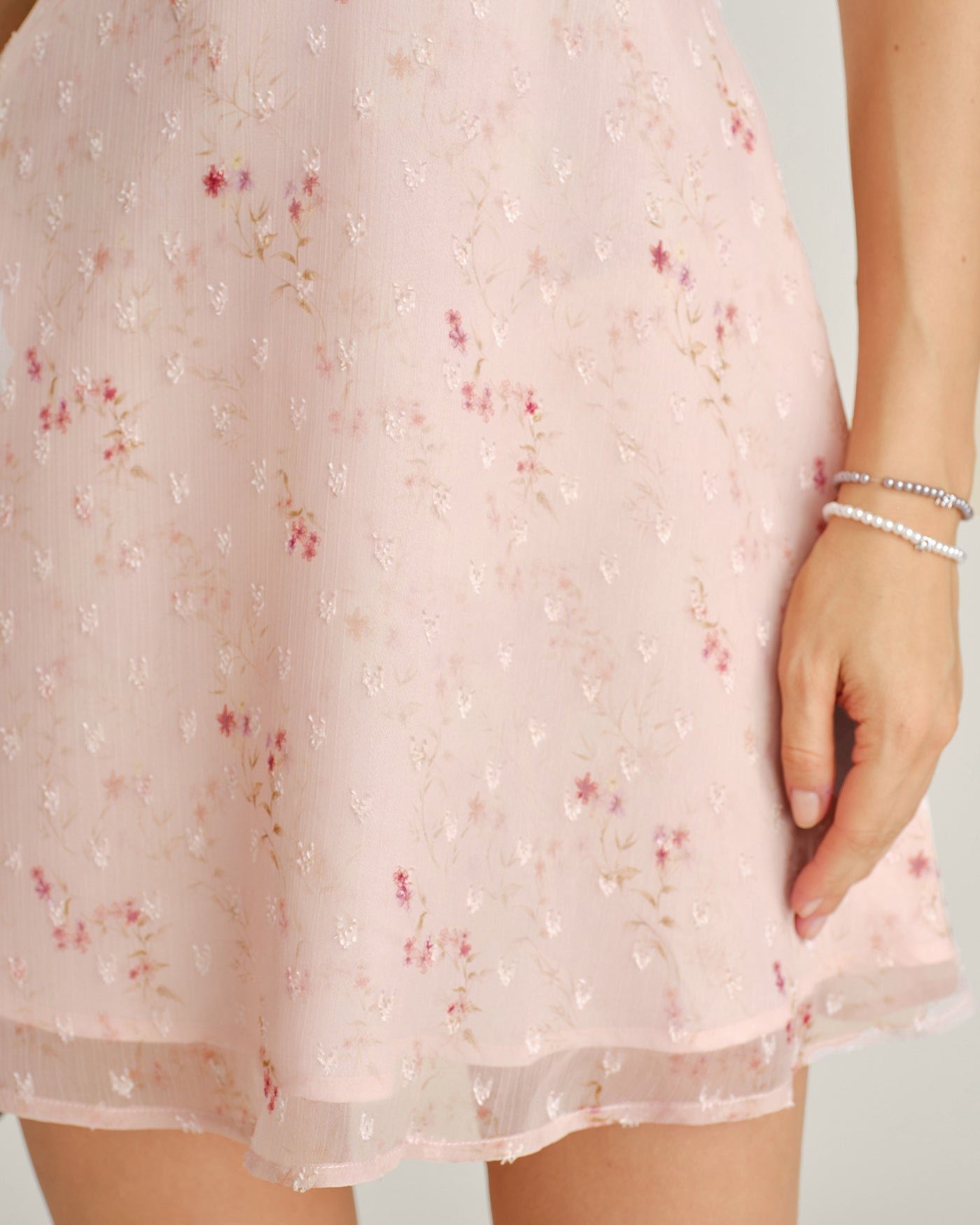 Vestido curto rosa em jacquard com mangas curtas
