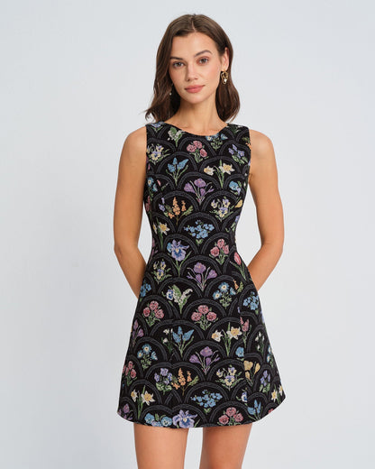 Minivestido floral preto com decote canoa