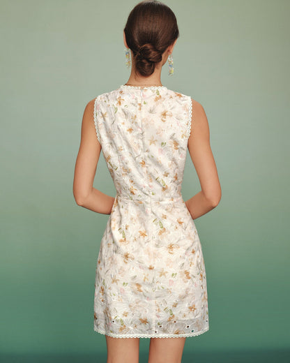 Vestido mini damasco com decote em V e recortes florais