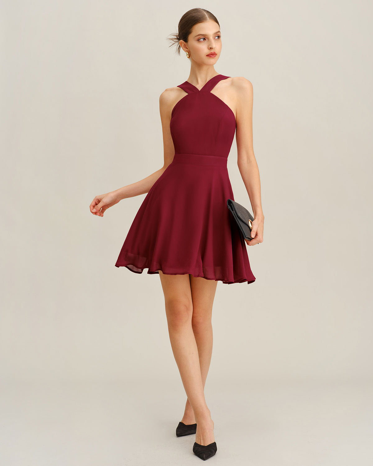 Vestido curto em chiffon vinho, corte evasê e sem mangas