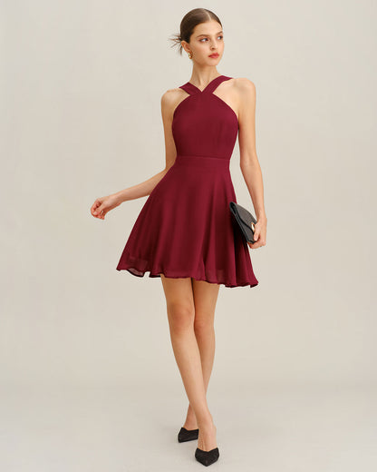 Vestido curto em chiffon vinho, corte evasê e sem mangas