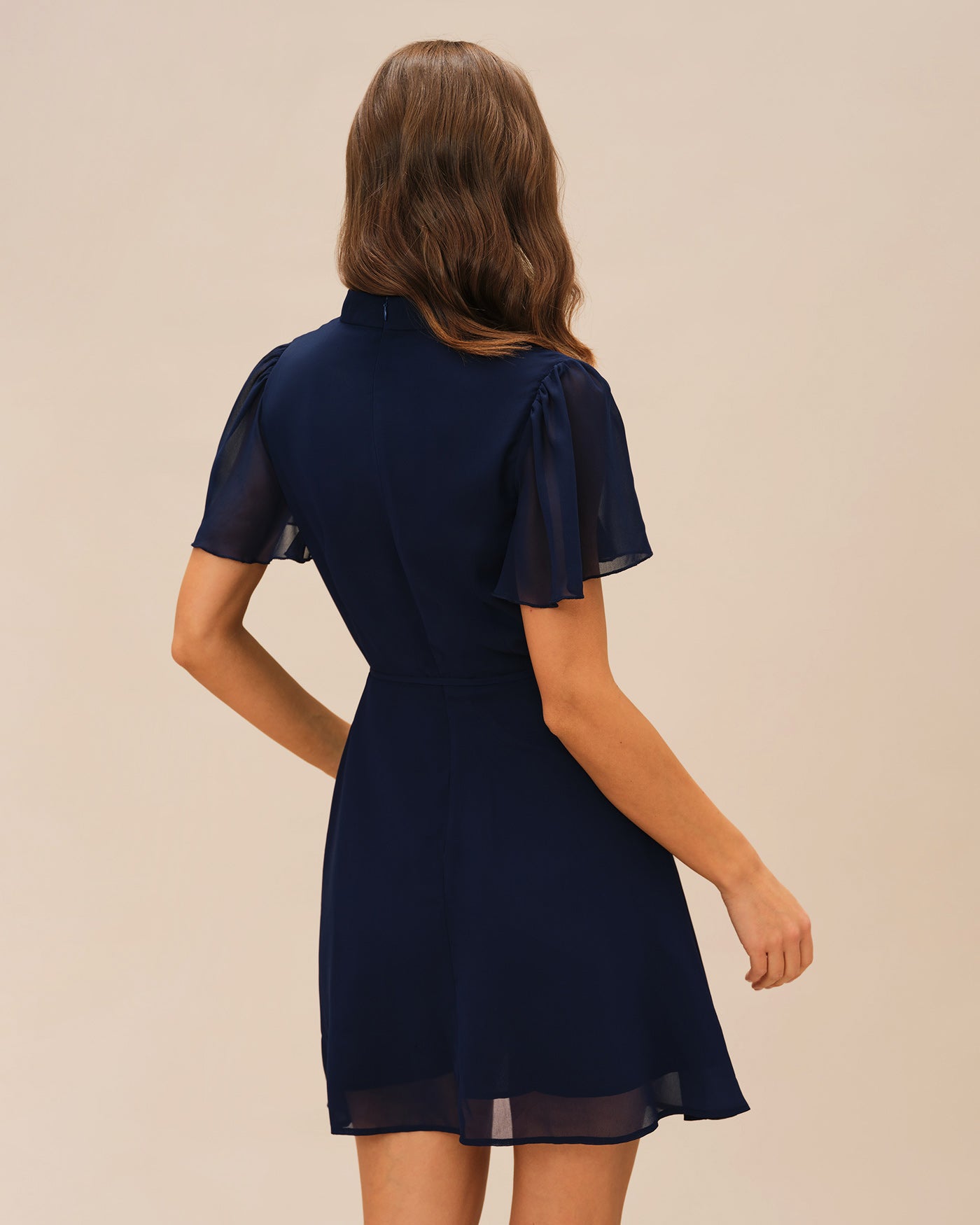 Vestido curto azul com mangas borboleta