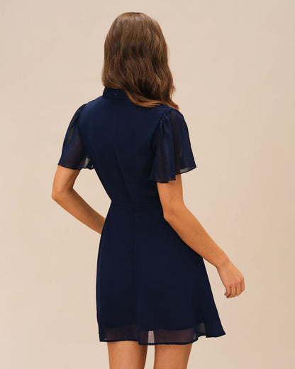 Vestido curto azul com mangas borboleta
